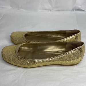 Nine West size 8 gold metallic flats and great condition